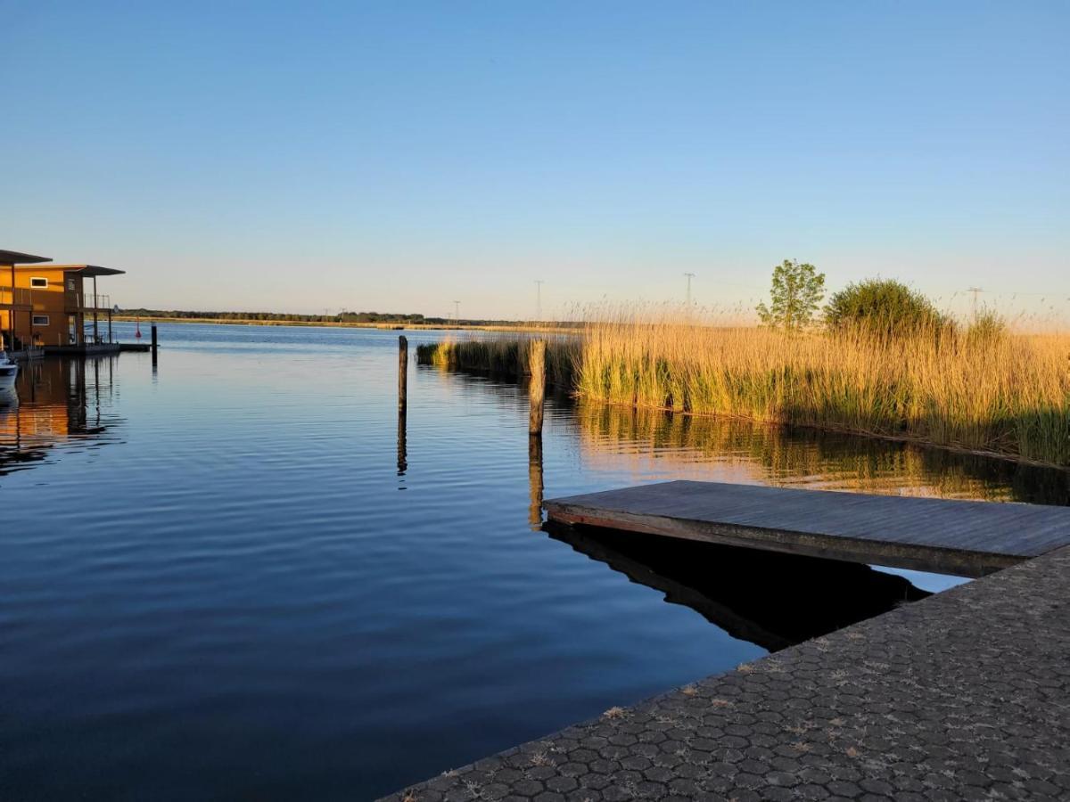 4 Sterne Dtv Floating House Hotel Kröslin Exterior foto